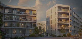 Visualisierung des Angerbogen-Neubauquartiers bei Freising: Mehrere moderne Wohngebäude mit begrünten Fassaden, Balkonen und Innenhof, angedeutet im Abendlicht. KWAG.