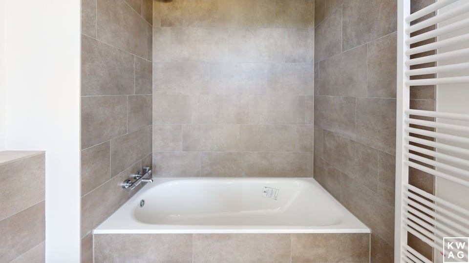 Tageslicht Ensuite Bad mit Badewanne